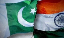 وزير الدفاع الباكستاني يحذر من تصاعد التوتر مع الهند إلى حرب نووية